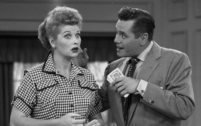 Os atores Lucille Ball e Desi Arnaz em cena da comédia I Love Lucy, exibida pelo SBT - Divulgação/CBS