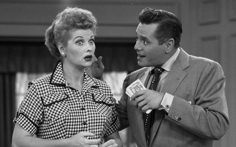 Os atores Lucille Ball e Desi Arnaz em cena da comédia I Love Lucy, exibida pelo SBT - Divulgação/CBS