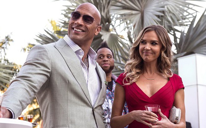 O ator Dwayne Johnson, conhecido como The Rock, ao lado de Arielle Kebbel, em nova série da HBO - Divulgação/HBO