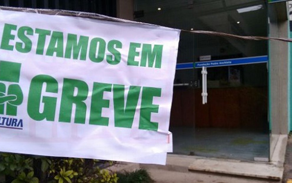 Faixa exposta na portaria da TV Cultura, em São Paulo; funcionários estão em greve desde a meia-noite - Reprodução/Sindicato dos Radialistas