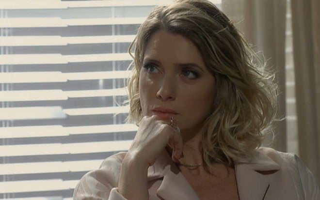 Letícia Spiller (Soraya) em cena de I Love Paraisópolis; vilã conseguirá acabar com pistas de crime - Reprodução/TV Globo