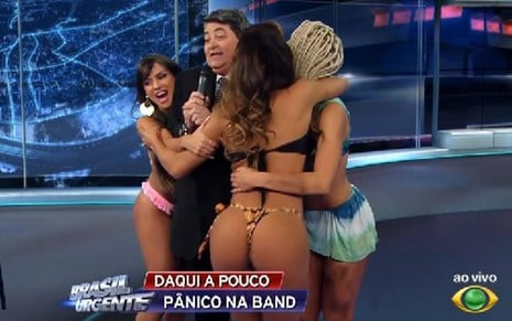 José Luiz Datena é abraçado por panicats no Brasil Urgente Especial; programa fracassou no domingo - Reprodução/Band
