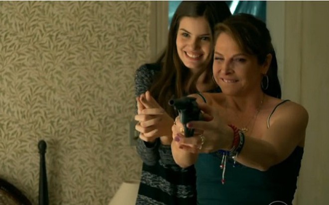 Camila Queiroz e Drica Moraes em capítulo de ontem (22) de Verdades Secretas, que deu 24,0 pontos - Reprodução/TV Globo