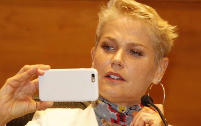 Xuxa Meneghel faz selfie em seminário sobre violência contra a criança na última segunda-feira (29) - FELIPE ASSUMPÇÃO/AGNEWS