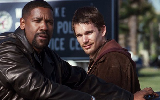 Os atores Denzel Washington e Ethan Hawke em cena do filme Dia de Treinamento, de 2001 - Divulgação/Warner Bros.