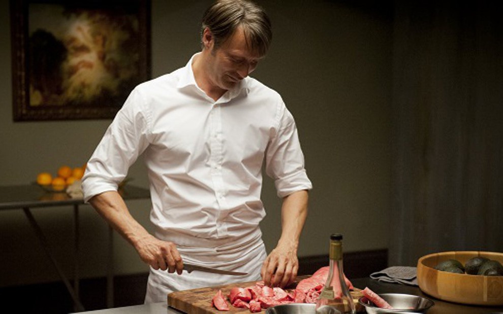 O ator Mads Mikkelsen prepara uma refeição em Hannibal; ele interpreta um psiquiatra canibal na série - Divulgação/NBC