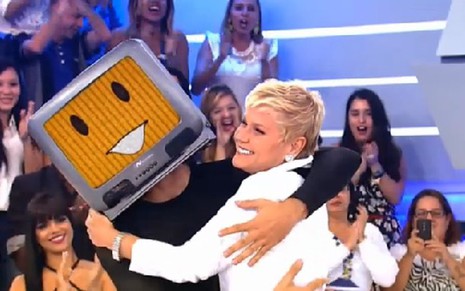 Xuxa abraça figurante fantasiado de televisor: departamento de chamadas da Record já teve dias melhores - Reprodução/TV Record