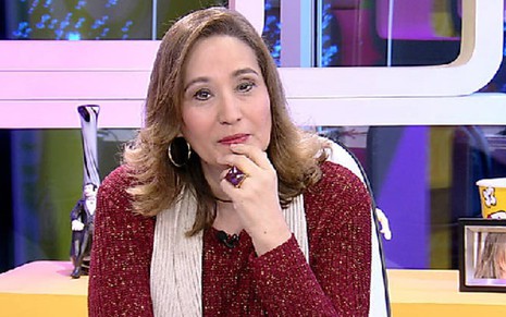 A apresentadora Sonia Abrão no cenário do A Tarde É Sua, que aumentou o ibope com morte sertanejo - Reprodução