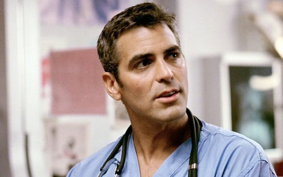 O ator George Clooney duas décadas atrás, com 33 anos, em episódio da série Plantão Médico - Divulgação/NBC