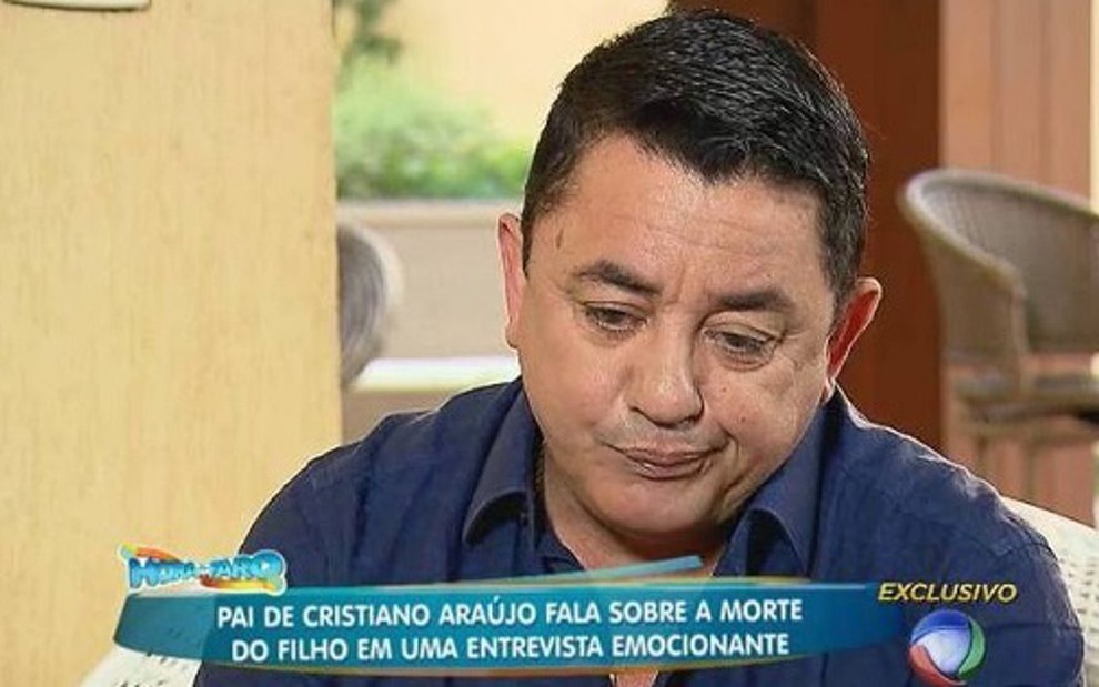 João Reis, pai do cantor Cristiano Araújo, se emociona durante entrevista a Rodrigo Faro, na Record - Reprodução/TV Record