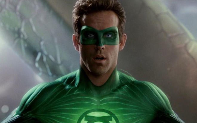 O ator Ryan Reynolds na pele do super-herói Lanterna Verde, em filme de 2011 - Divulgação/Warner Bros.