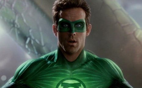 O ator Ryan Reynolds na pele do super-herói Lanterna Verde, em filme de 2011 - Divulgação/Warner Bros.