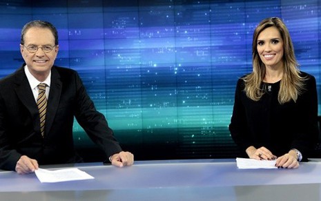 Hermano Henning e Karyn Bravo no cenário do Jornal do SBT, que passará a ser gravado por economia - Divulgação/SBT