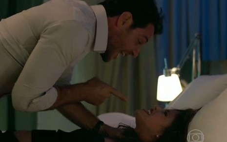 Rodrigo Lombardi e Agatha Moreira em cena de Verdades Secretas em que Alex bateu em Giovanna - Reprodução/TV Globo