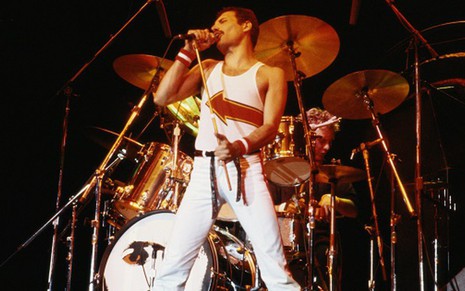 O vocalista Freddie Mercury, da banda Queen, no show Live at Milton Keynes, gravado em 1982 - Divulgação/BBC