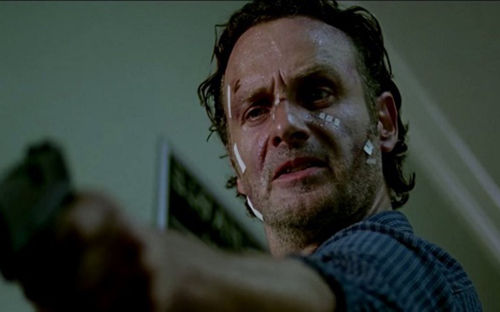 O ator Andrew Lincoln aponta arma em trailer oficial da sexta temporada de The Walking Dead - Reprodução/Fox