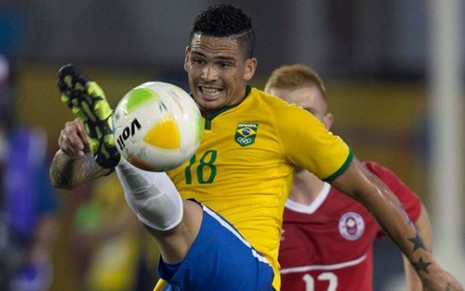 O atacante Luciano disputa bola em partida do Brasil contra o Canadá no Pan de Toronto, ontem (12)  - Olympic.Ca