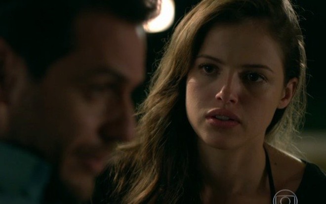 Rodrigo Lombardi (Alex) com Agatha Moreira (Giovanna) em cena de Verdades Secretas, da Globo - Reprodução/TV Globo