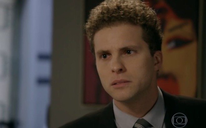 Thiago Fragoso (Vinícius) em cena da novela Babilônia; advogado desvenda crime - Reprodução/TV Globo
