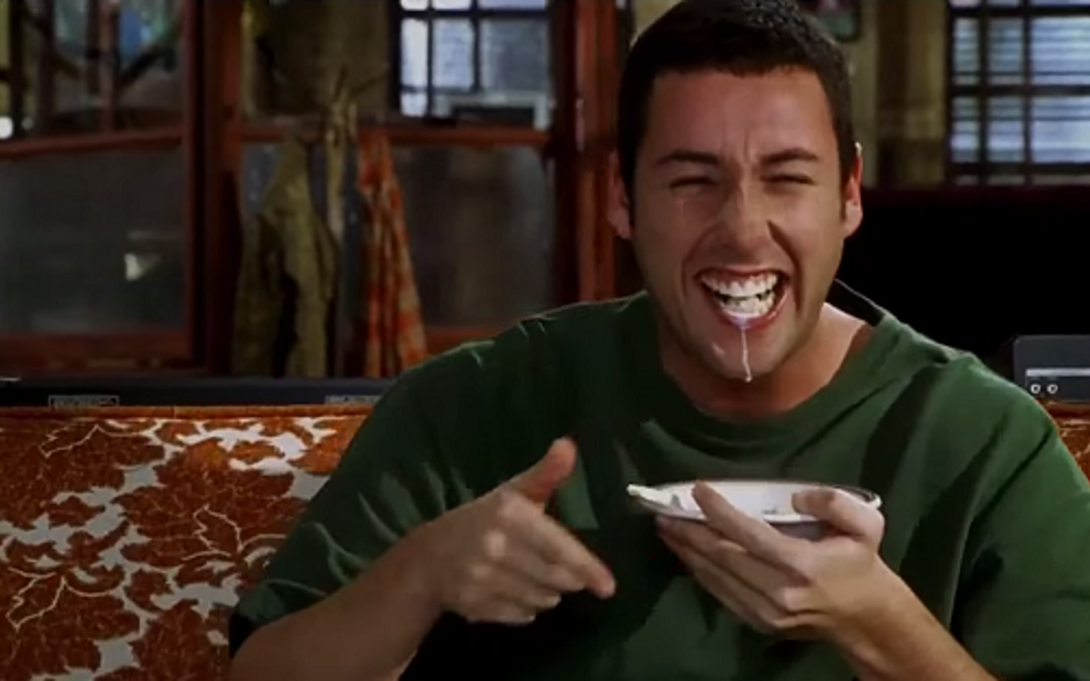 Adam Sandler dá risada de boca cheia em cena do filme O Paizão (1999), destaque em maratona do TBS - Divulgação/Columbia Pictures