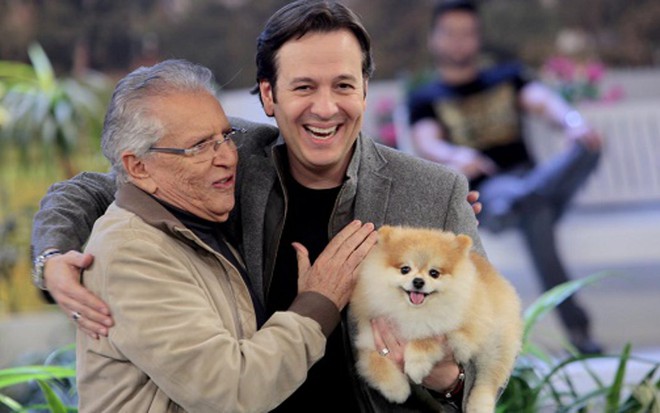 Carlos Alberto de Nóbrega, Celso Zucatelli e o cão Paçoca na edição de ontem de A Praça É Nossa, do SBT - Lourival Ribeiro/SBT