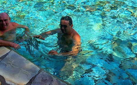 Marcelo Rezende e Geraldo Luís em piscina de resort ondem passam uma semana de férias em Goiás - Reprodução/Instagram