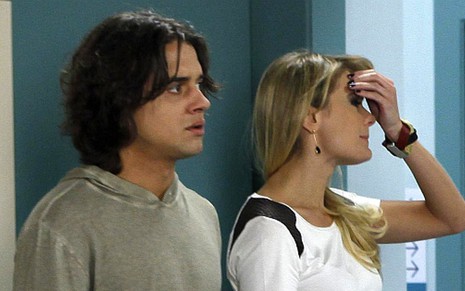 Junior (Guilherme Boury) e Andreia (Thaís Pacholek) chegam ao hospital para ter notícias do filho - Reprodução/SBT