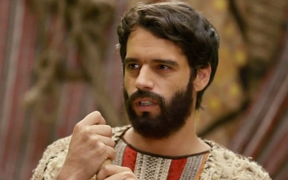 Moisés (Guilherme Winter) convencerá a mulher a voltar com ele para o Egito em Os Dez Mandamentos - Reprodução/Record