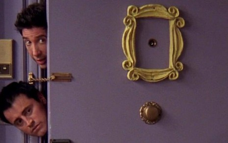Matt LeBlanc e David Schwimmer em Friends; moldura na porta é um dos itens mais procurados em lojas - Reprodução/NBC