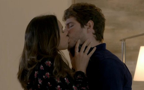 Mari (Bruna Marquezine) e Benjamin (Maurício Destri) vão planejar casamento em I Love Paraisópolis - Reprodução/TV Globo