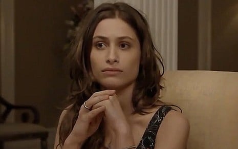 Laís (Luísa Arraes) dará entrevista sobre seu noivado e seu pai ficará furioso em Babilônia, da Globo - Reprodução/TV Globo