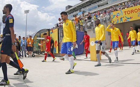 Jogadores da seleção de futebol do Brasil entram em campo para disputar o bronze: imagem da decepção - Rafael Ribeiro/CBF