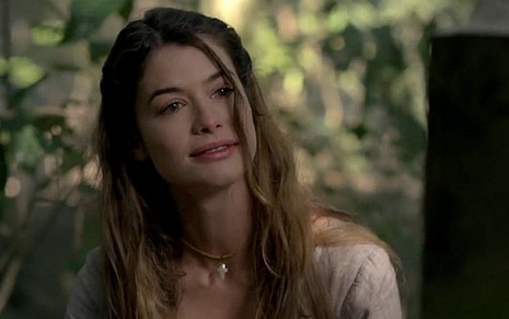 Lívia (Alinne Moraes) chora em visita ao túmulo do pai em cena de Além do Tempo, novela das seis da Globo - Reprodução/TV Globo