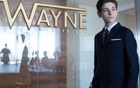 O ator David Mazouz interpreta o garoto Bruce Wayne em Gotham, nova série das madrugadas da Globo - Divulgação/Fox