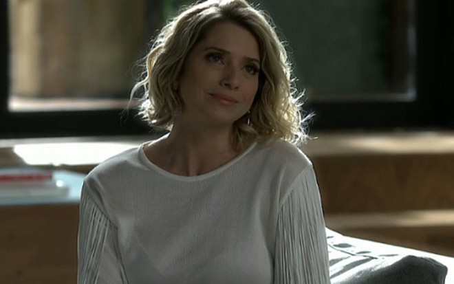 Letícia Spiller (Soraya) em cena de I Love Paraisópolis, novela das sete; tons claros e renda estão e alta - Raphael Dias/TV Globo