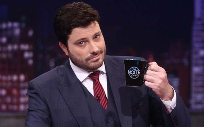 Danilo Gentili posa no cenário do The Noite; humorista terá de indenizar Band por quebra de contrato - Divulgação/SBT