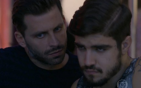 Gabo (Henri Castelli) tenta convencer Grego (Caio Castro) a ser seu aliado em I Love Paraisópolis - Reprodução/TV Globo