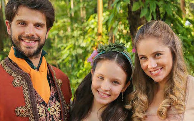 Duda Nagle (Otávio), Larissa Manoela (Manuela) e Juliana Baroni (Rebeca) em Cúmplices de um Resgate - Divulgação/SBT