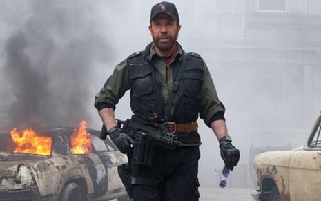 O ator Chuck Norris, lenda dos filmes de ação, em cena do filme Os Mercenários 2, de 2012 - Divulgação/Lionsgate
