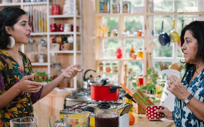 Bela Gil e Regina Casé em gravação da nova temporada de Bela Cozinha, que retorna hoje ao GNT - Elisa Mendes/GNT