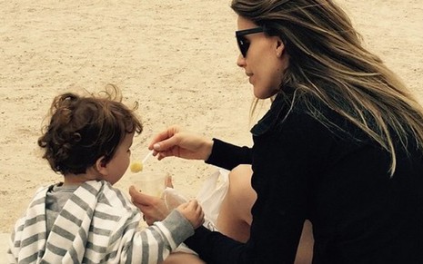 Mariana Ferrão dá papinha ao filho Miguel no Jardim de Luxemburgo, em Paris, durante férias, há um mês - Reprodução/Instagram