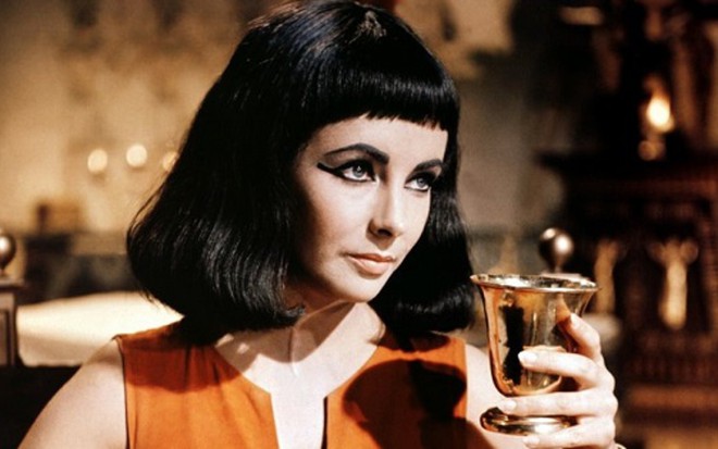 A atriz Elizabeth Taylor no filme Cleópatra, de 1963, que a consagrou no cinema hollywoodiano  - Divulgação/20TH CENTURY FOX