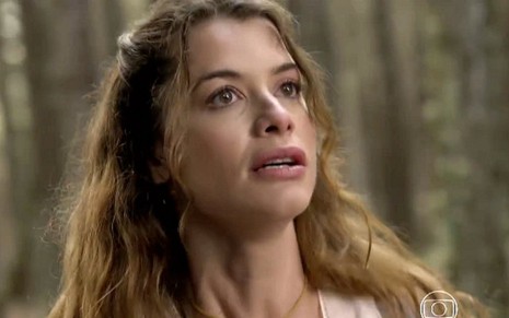 Alinne Moraes (Lívia) em cena de Além do Tempo, novela das seis; mocinha vai violar sepultura do pai - Reprodução/TV Globo