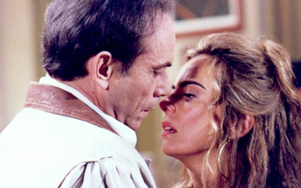 José Wilker e Bruna Lombardi em O Fim do Mundo; personagem violentou cunhada crendo no apocalipse - Divulgação/TV Globo