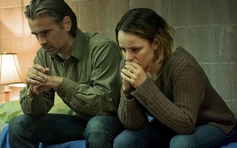 Os atores Colin Farrel e Rachel McAdams com semblantes tristes em último episódio de True Detective 2 - Divulgação/HBO