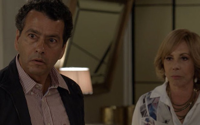 Marcos Palmeira (Aderbal) em cena com Arlete Salles (Consuelo) em Babilônia; político sofrerá acidente - Reprodução/TV Globo