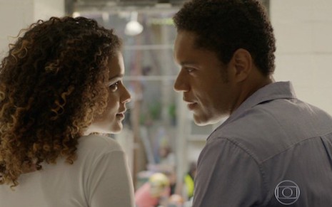 Kizi Vaz (Gabi) e Cesar Mello (Tadeu) em cena de Babilônia, da Globo; os dois se casam dia 22 - Reprodução/TV Globo