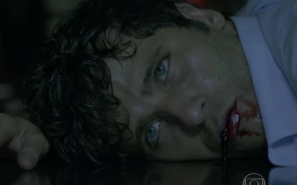 O ator Bruno Gagliasso em cena em que seu personagem, Murilo, é assassinado em Babilônia - Reprodução/TV Globo
