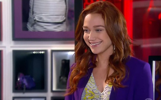 Regina (Maria Pinna) ficará feliz com a possibilidade de se livrar do marido em Cúmplices de um Resgate - Reprodução/SBT