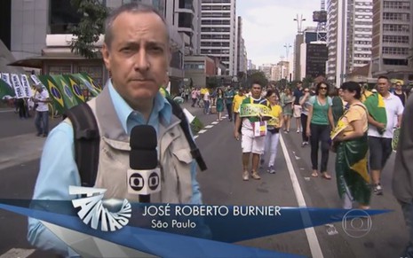 O repórter José Roberto Burnier durante cobertura das manifestações de 16 de agosto na avenida Paulista - Reprodução/TV Globo